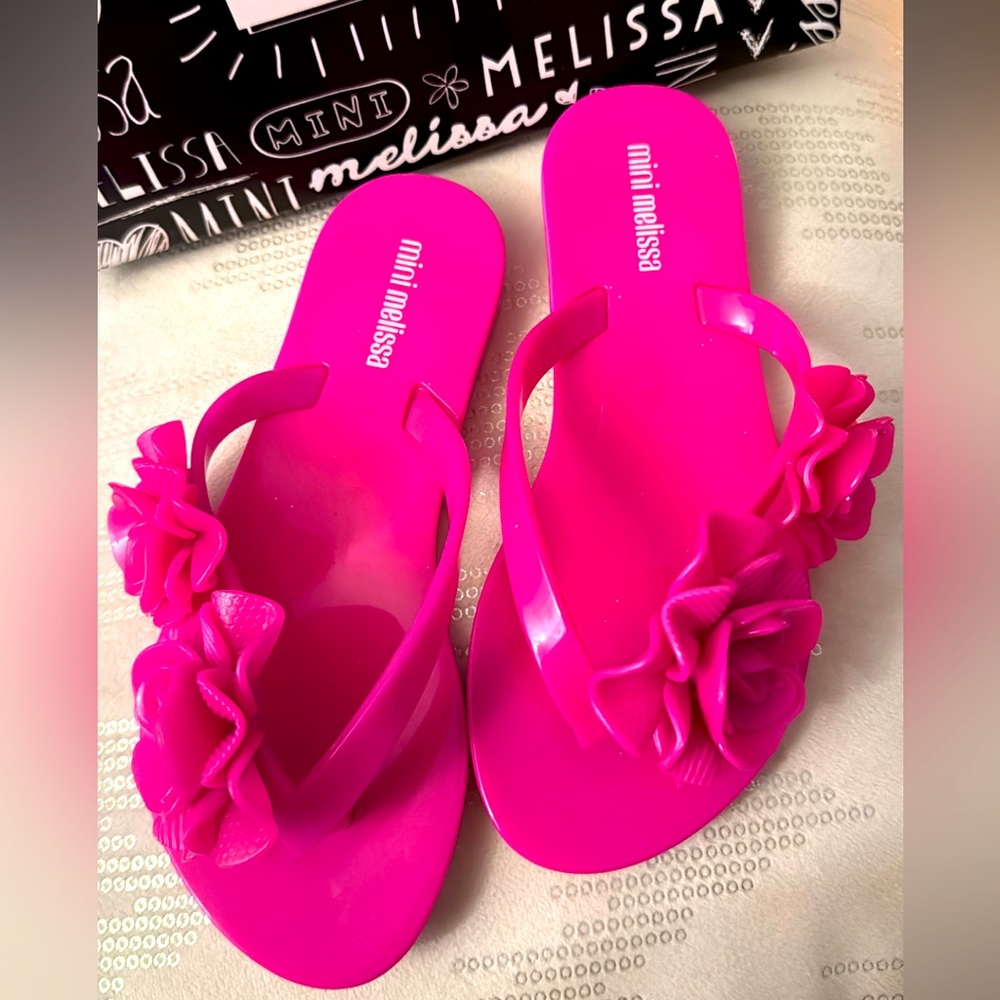 BRAND NEW MINI MELISSA
Girls Harmonic Garden Jelly Flip Flops Hot Pink Sz. 11